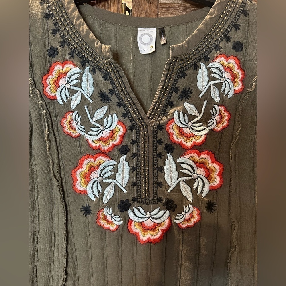 Anthropologie Akemi + Kin Embroidered Dandelion Split Neck Tunic Top - Picture 2 of 7